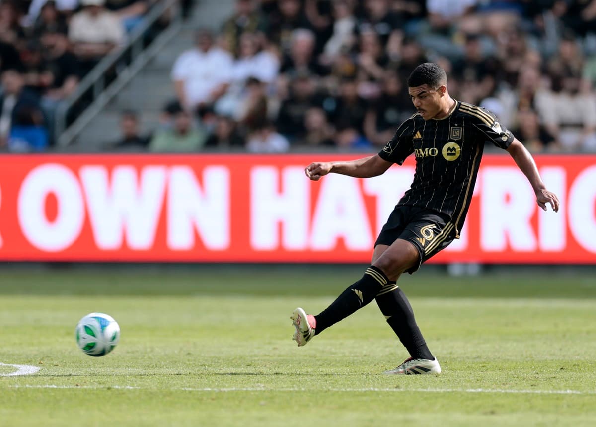 Igor Jesus chuta bola em jogo do LAFC