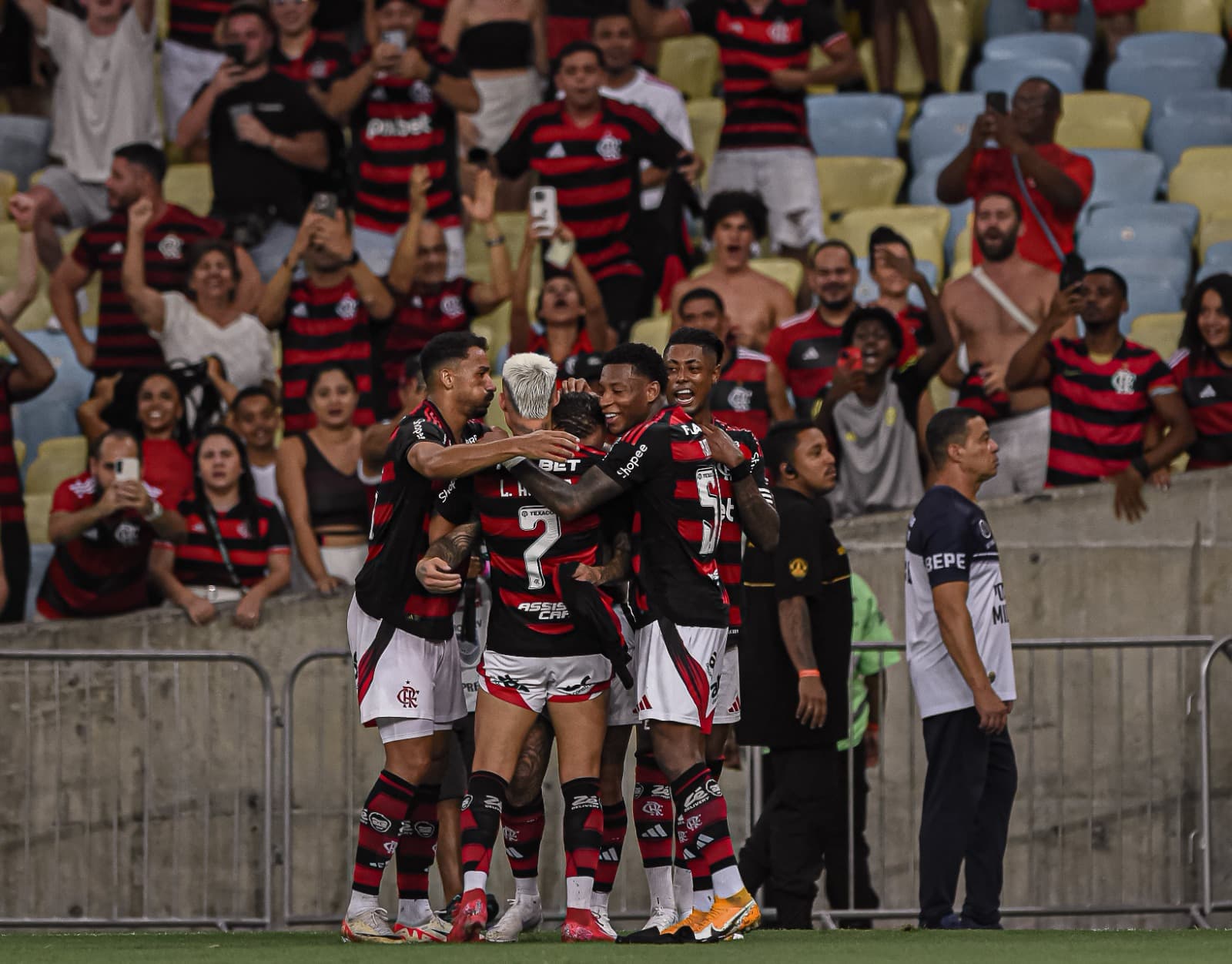Torcedores tiram fotos dos jogadores comemorando gol no Maracanã
