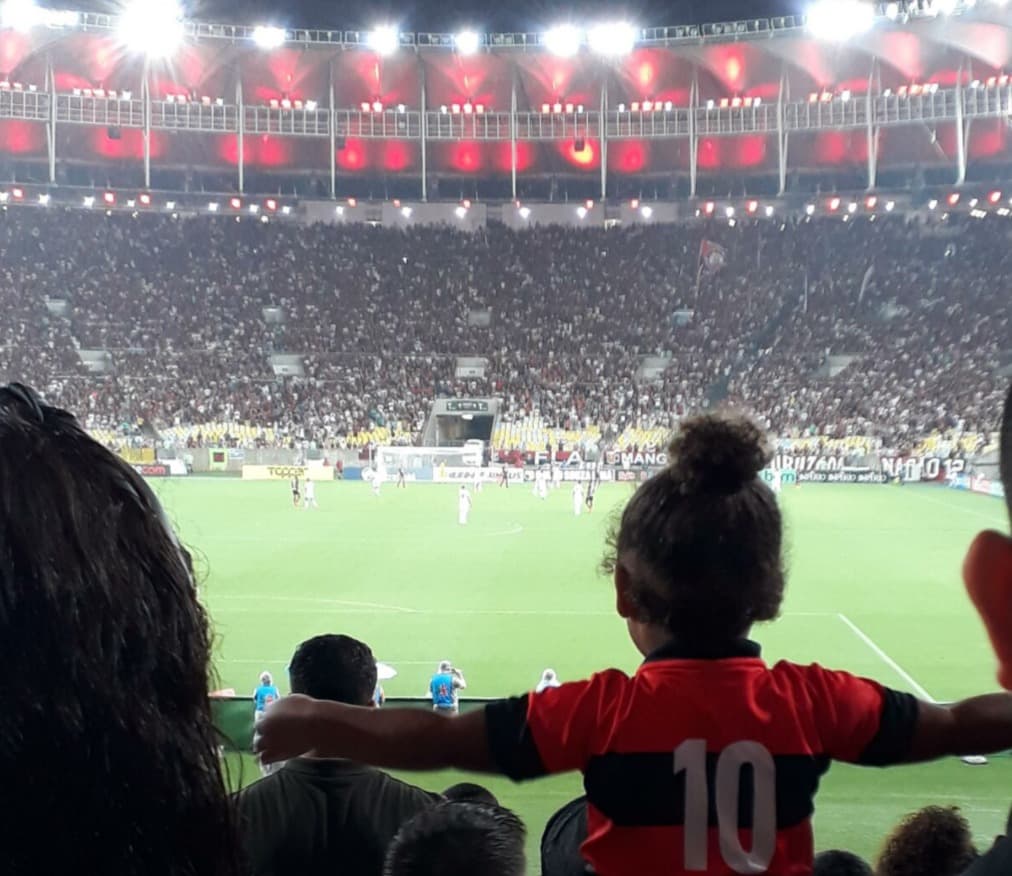 Pequena torcedora do Flamengo se admira com as arquibancadas rubro-negras
