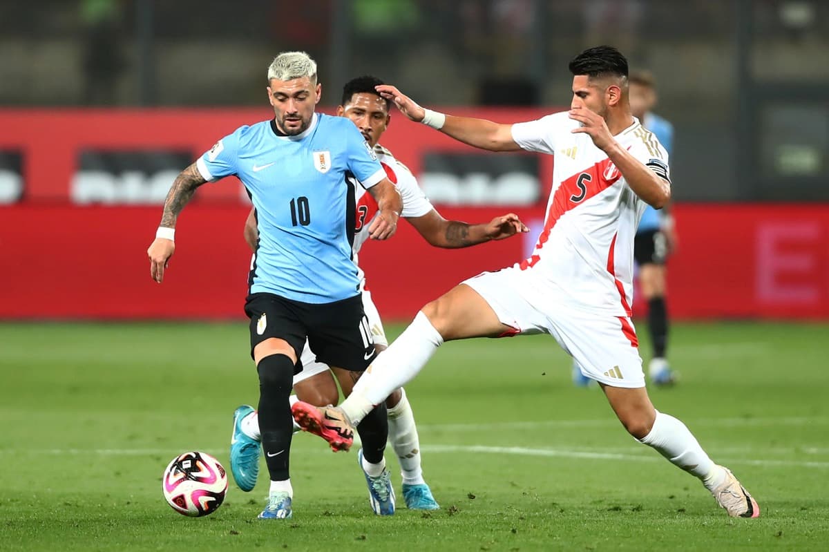 Arrascaeta disputa a bola em jogo contra o Peru