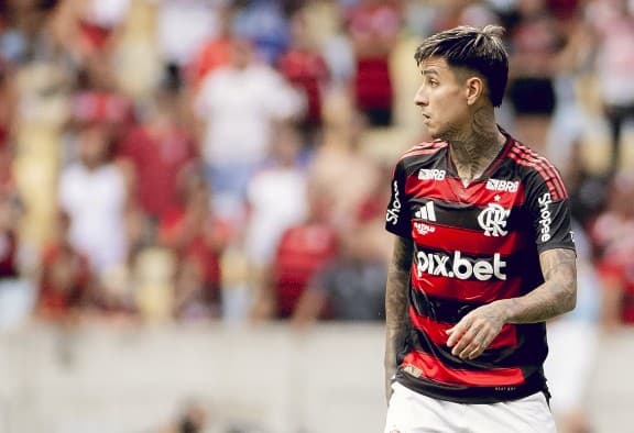 Pulgar observa antes de decidir passe durante a final do Cmapeonato Carioca entre Flamengo e Fluminense