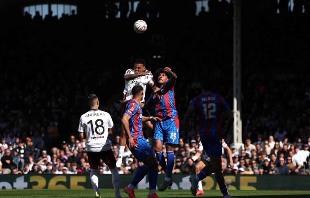 Rodrigo Muniz divide pelo alto em Fulham x Crystal Palace