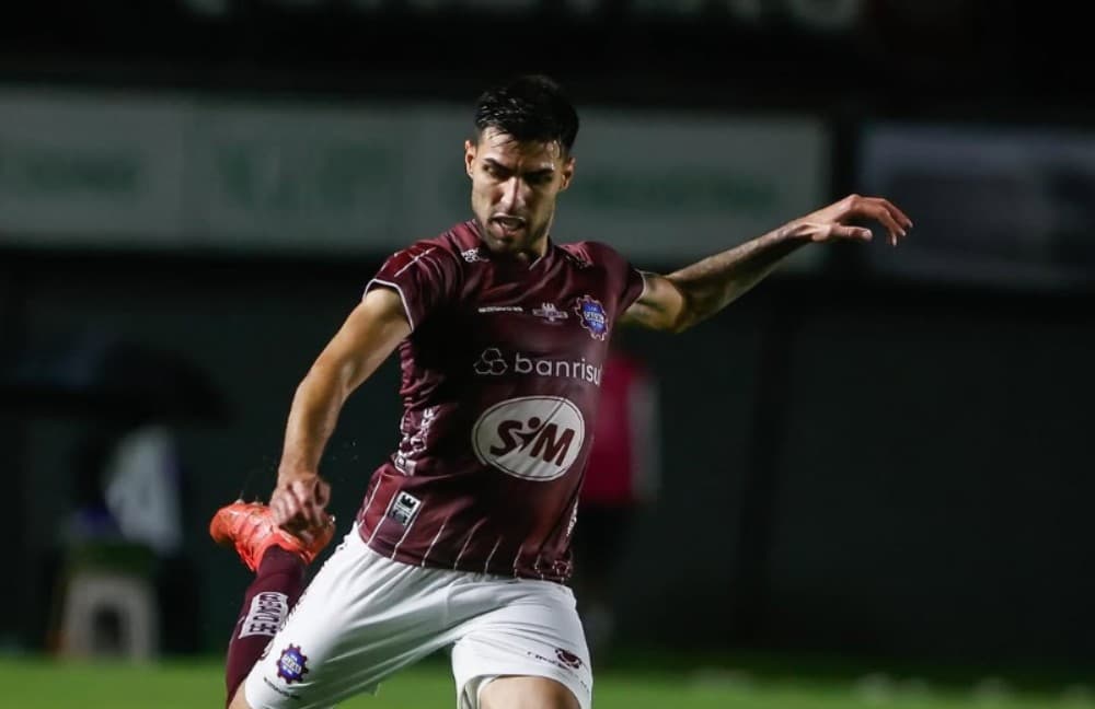 Thiago Ennes em ação pelo Caxias