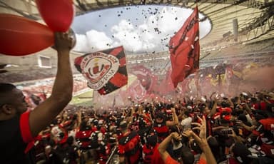 Torcida do Flamengo fazendo festa na arquibancada