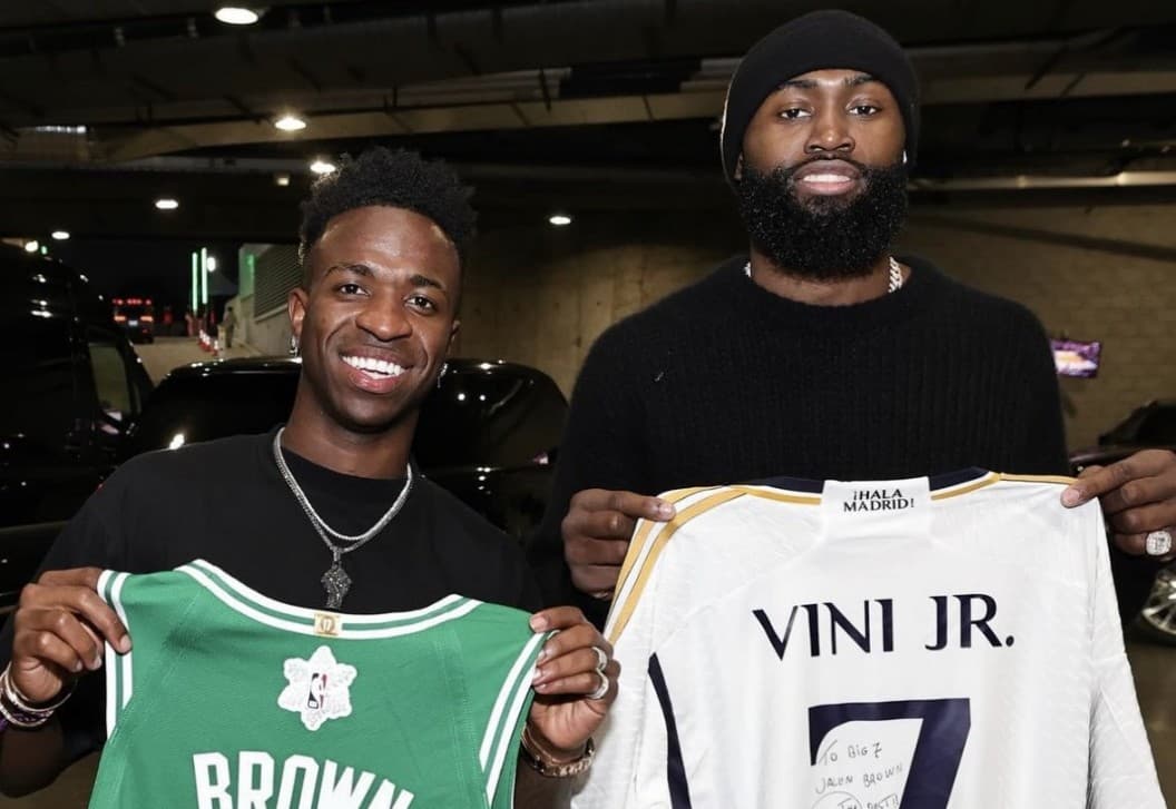 Vini Jr e Jaylen Brown com camisas do Celtics e Real Madrid