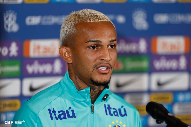 Wesley concedendo entrevista coletiva na Seleção Brasileira