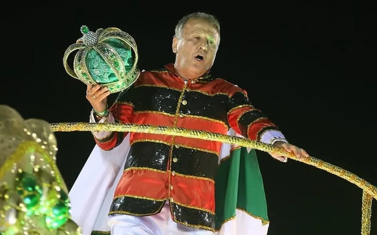 Zico canta durante desfile da Imperatriz