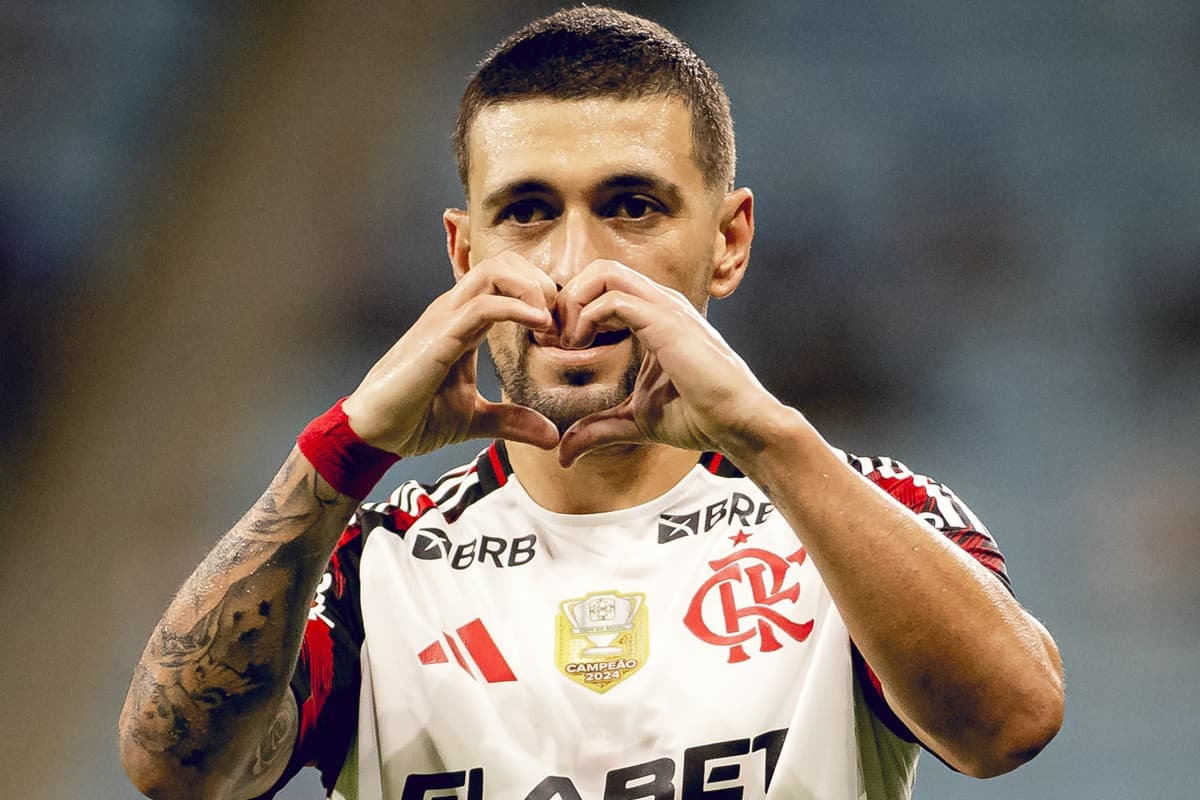 Arrascaeta comemora segundo gol contra o Grêmio fazendo coração com as mãos