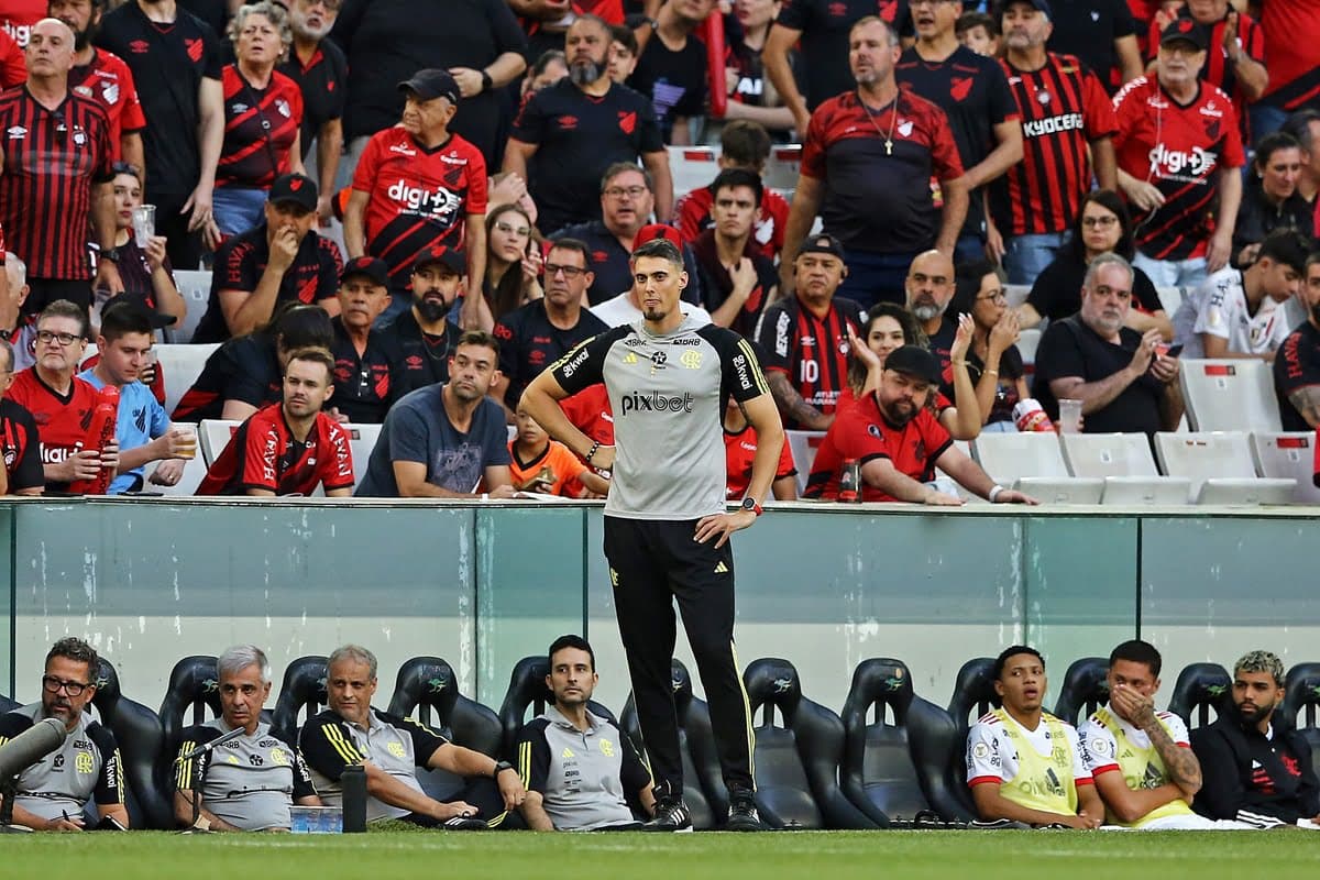 Matheus Bacchi será auxiliar de Cleber Xavier, sentado no banco à esquerda