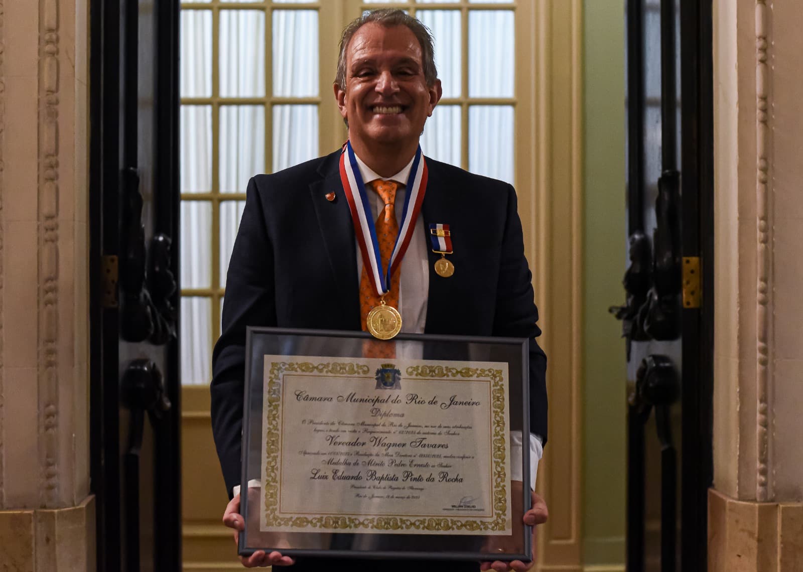 Bap sorridente após receber medalha Pedro Ernesto na Câmara do Rio