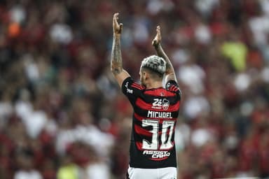 Michael aplaude torcida contra o Juventude