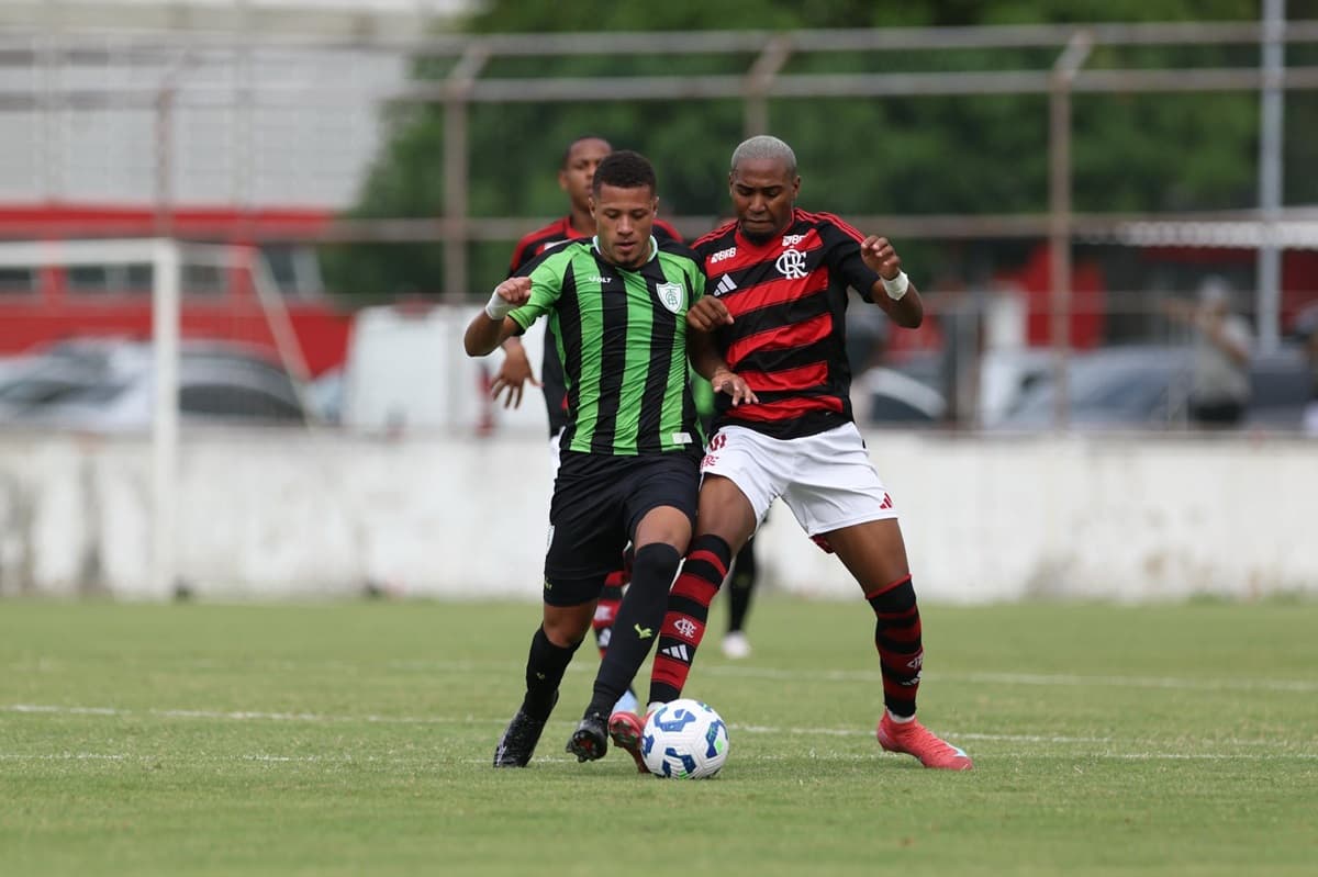 Lorran disputa bola com jogador do América-MG em jogo do Brasileirão Sub-20