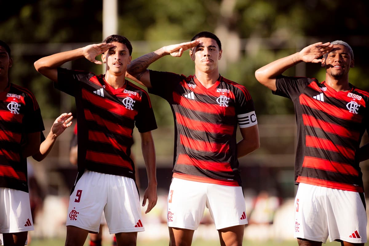 Iago comemora gol do Flamengo juntos aos companheiros na Gávea