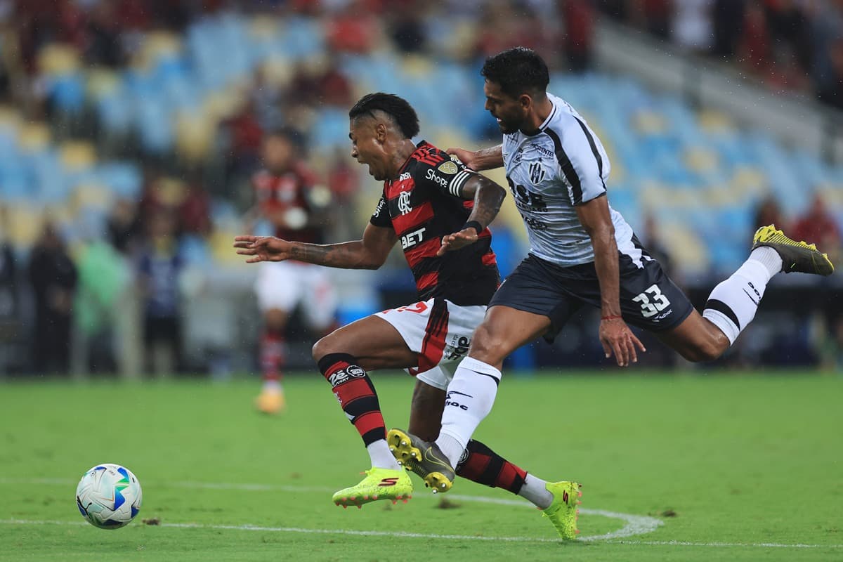 Bruno Henrique sofre falta e cai na área durante Flamengo x Central Córdoba