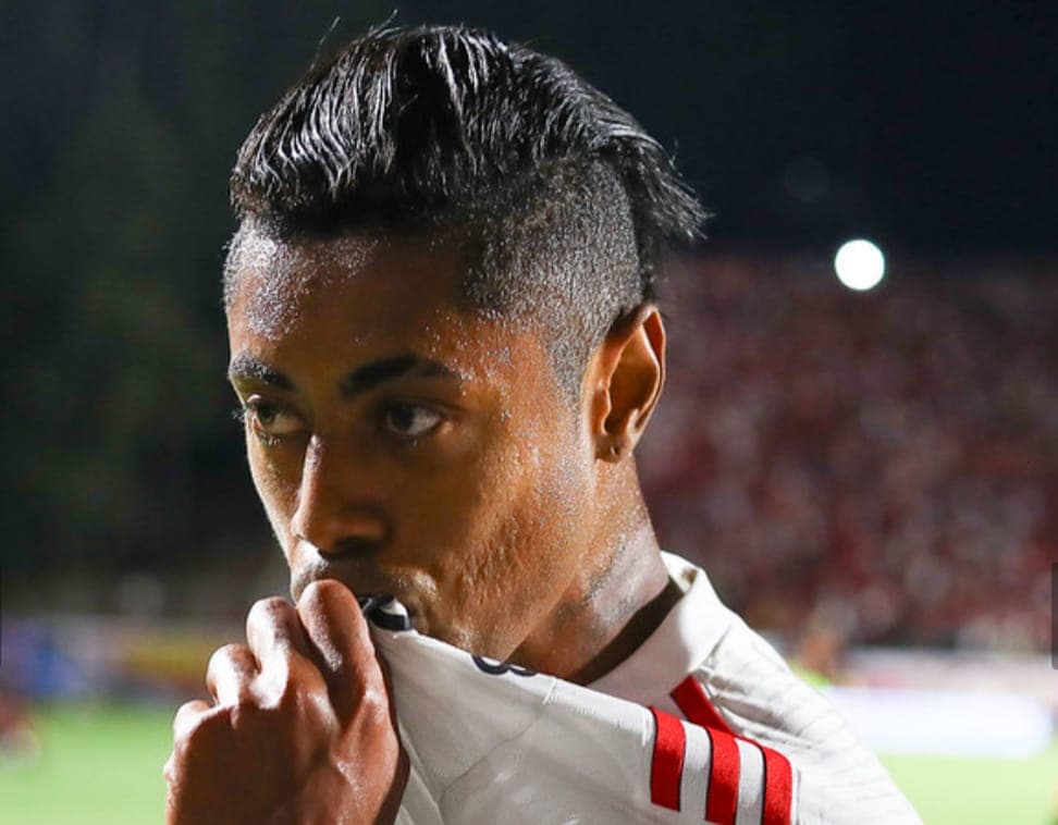 Bruno Henrique beija a camisa do Flamengo após marcar o gol da vitória sobre o Vitória, pelo Campeonato Brasileiro 2025