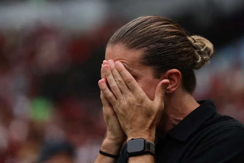 O técnico Filipe Luis, do Flamengo, reage antes da partida entre Flamengo e Vitória, válida pela última rodada do Brasileirão 2024, no Estádio do Maracanã