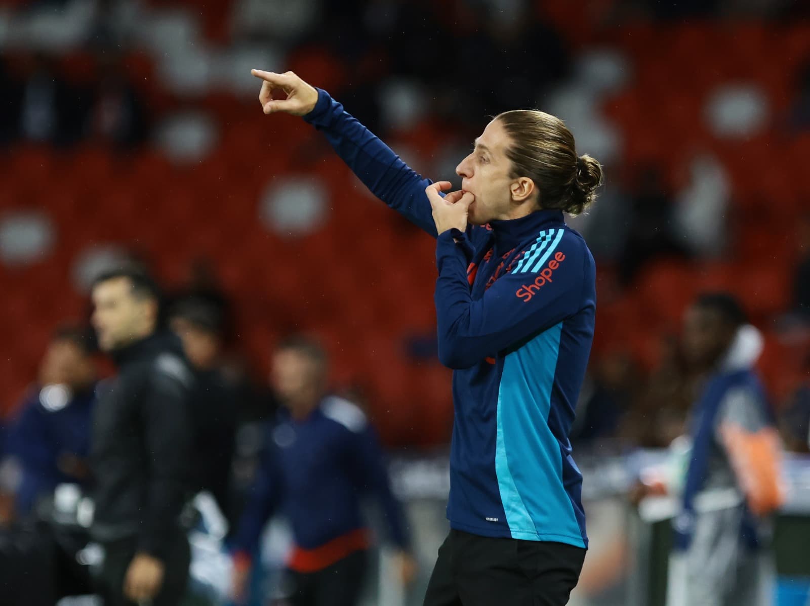 Filipe Luís dá instrução para jogadores durante LDU x Flamengo