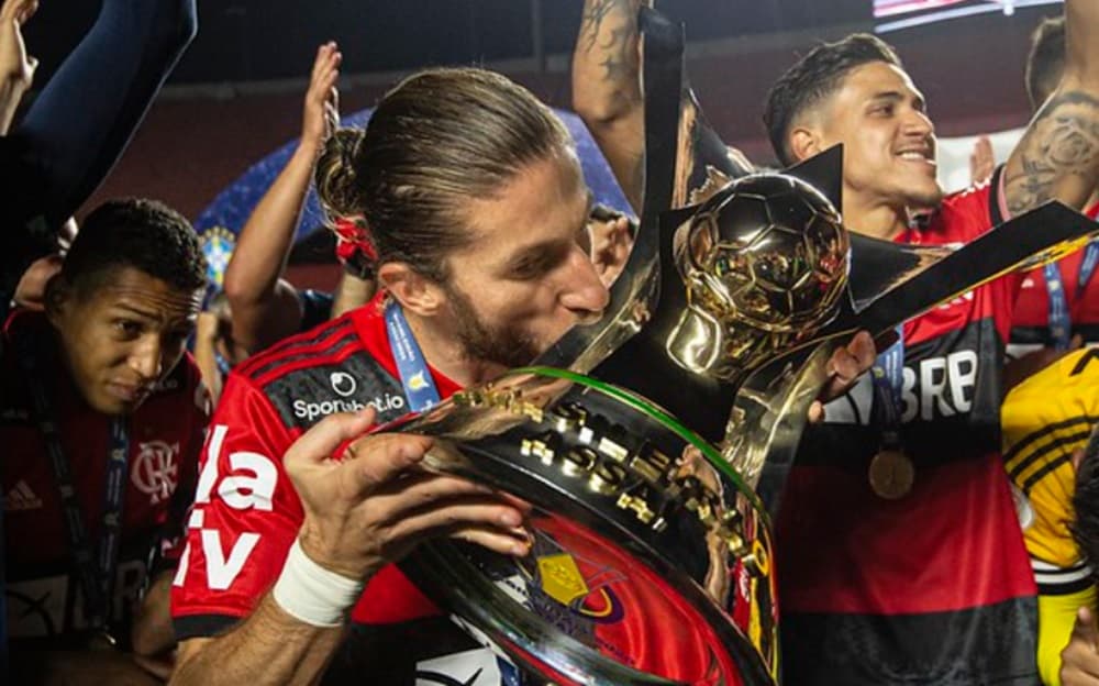 filipe luís levanta título do brasileirão pelo flamengo