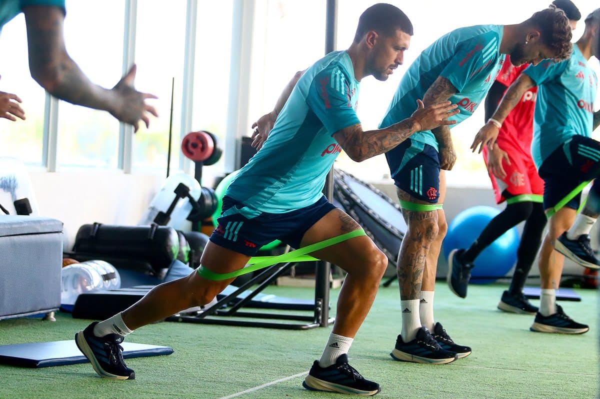 Arrascaeta trabalha na academia em treino do Flamengo