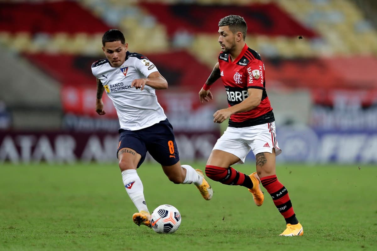 Arrascaeta tenta jogada contra a LDU em jogo disputado em 2021