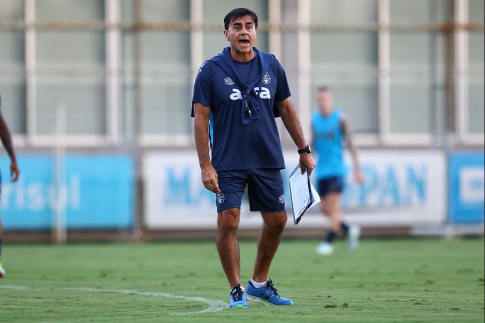 Gustavo Quinteros comandando treino do Grêmio