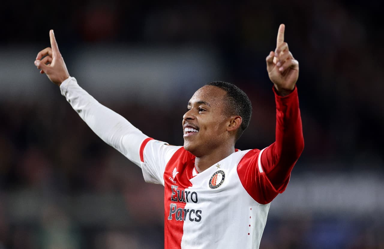 Igor Paixão do Feyenoord comemora após marcar o primeiro gol de sua equipe durante a partida da primeira mão da fase de play-offs da Liga Europa da UEFA 2023/24 entre Feyenoord e AS Roma no Estádio Feyenoord em 15 de fevereiro de 2024 em Roterdã, Holanda.