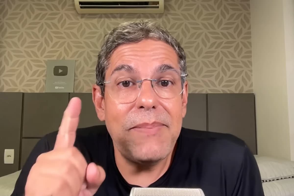 João Guilherme em live no YouTube com semblante sério e com dedo indicador em riste