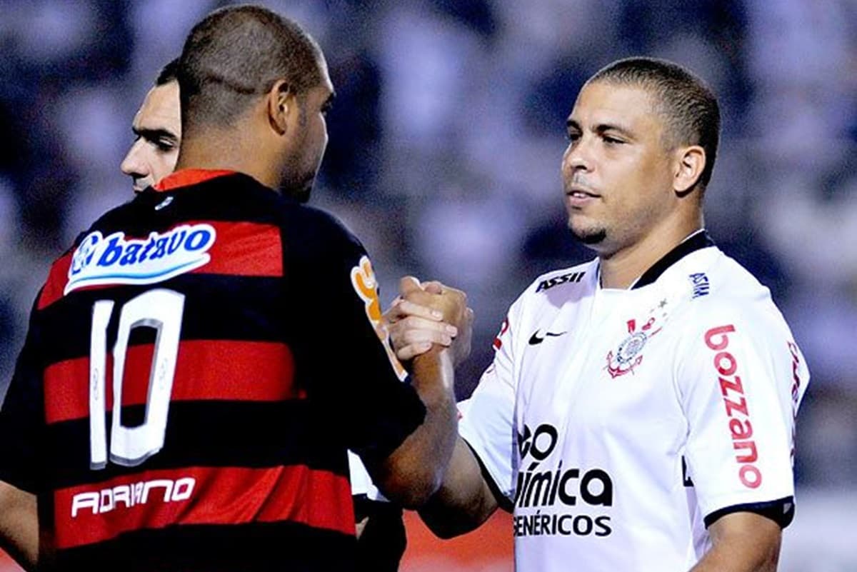 Adriano e Ronaldo se cumprimentam antes de jogo na Libertadores