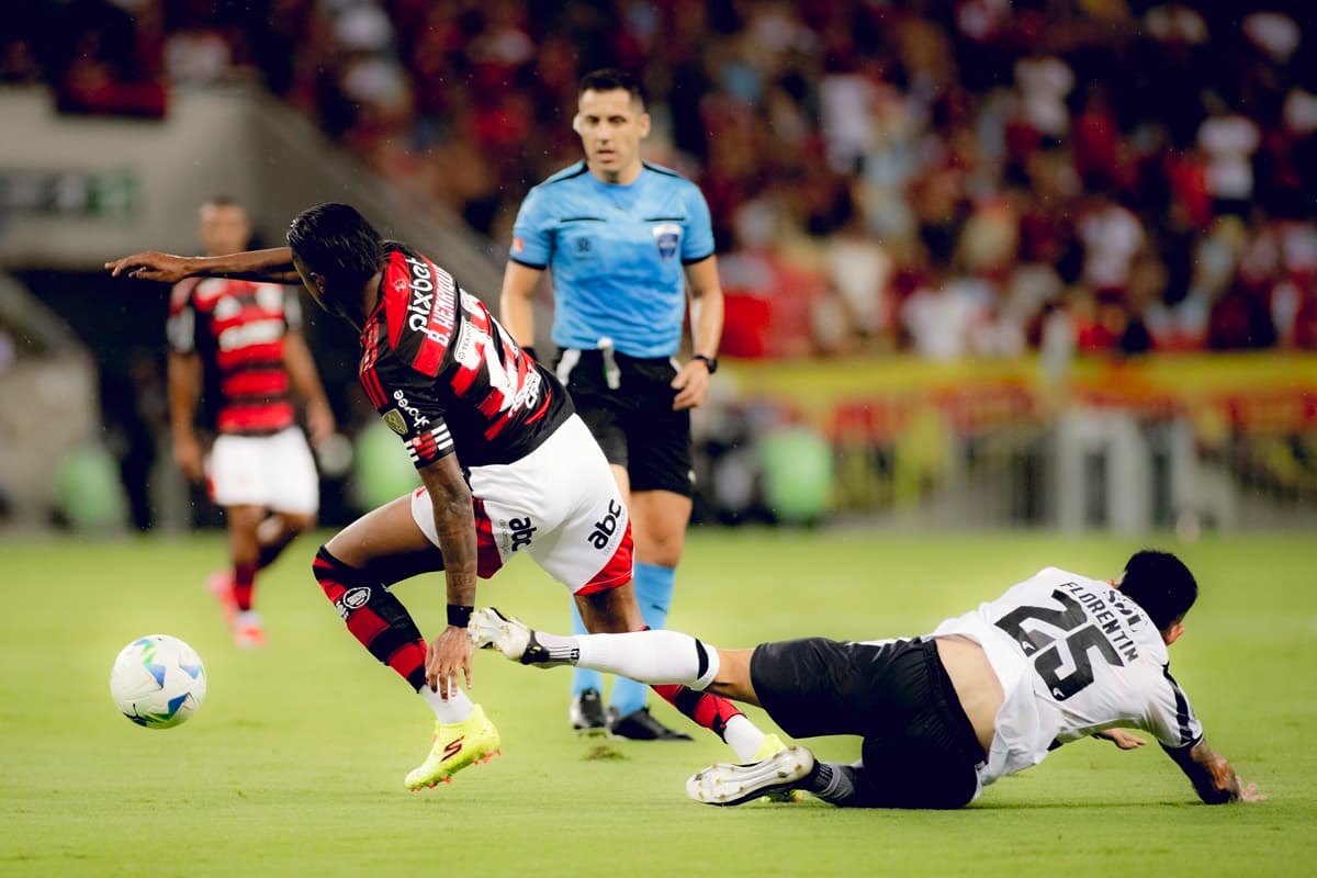 Bruno Henrique tenta jogada observado pelo juiz na Libertadores