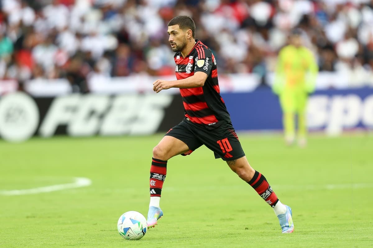 Arrascaeta carrega a bola em jogo do Flamengo contra a LDU