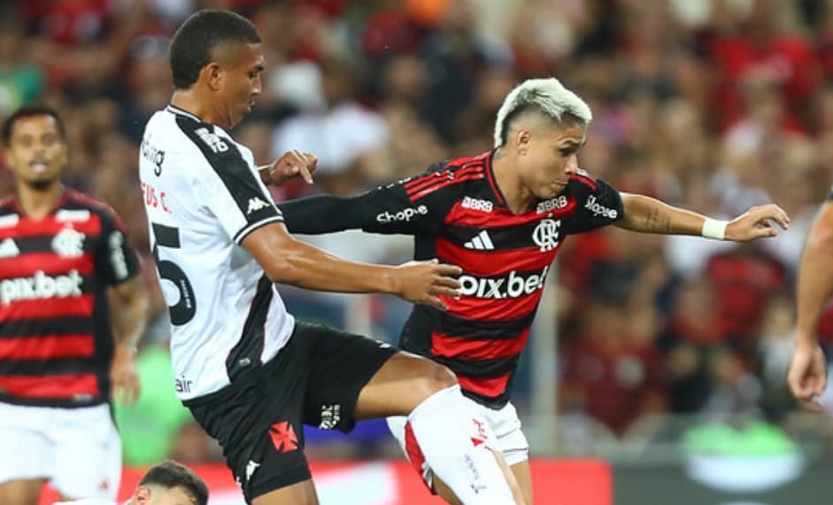 matheus carvalho e luiz araújo em jogo do flamengo contra o vasco