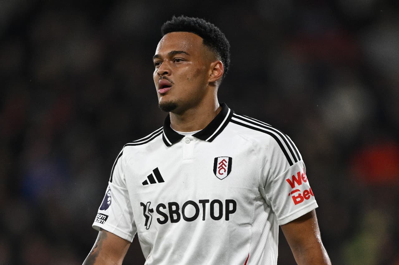 Rodrigo Muniz com a camisa do Fulham