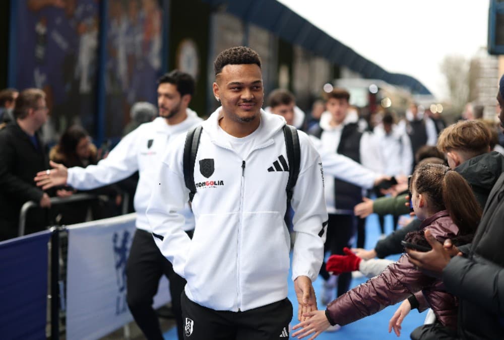 Rodrigo Muniz, do Fulham, chega do ônibus da equipe antes da partida da Premier League entre Chelsea FC e Fulham FC em Stamford Bridge em 26 de dezembro de 2024 em Londres, Inglaterra.