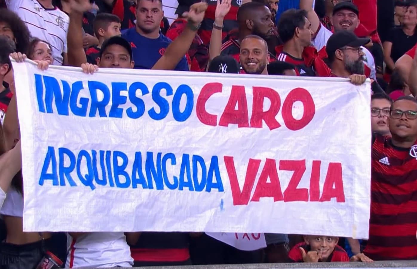 Torcedores do Flamengo protestam com faixa: "Ingresso caro arquibancada vazia"