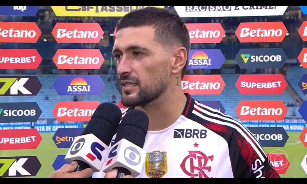 Arrascaeta fala na beira do campo após vitória do Flamengo