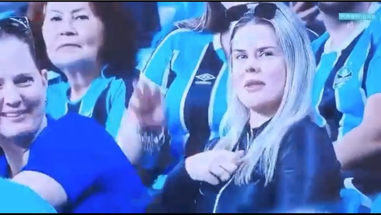 Torcedora do Flamengo no meio da torcida do Grêmio