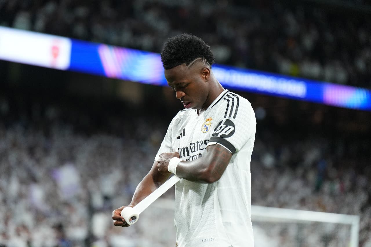 Vinicius Junior, do Real Madrid, aplica fita adesiva no pulso antes da partida de volta das quartas de final da Liga dos Campeões da UEFA 2024/25 entre Real Madrid C.F. e Arsenal FC no Estádio Santiago Bernabeu, em 16 de abril de 2025 em Madri, Espanha.