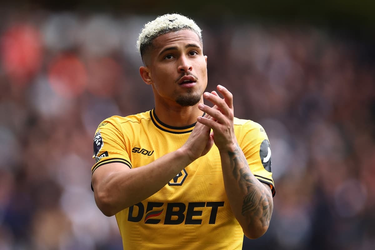 João Gomes aplaude durante jogo do Wolves na Premier League