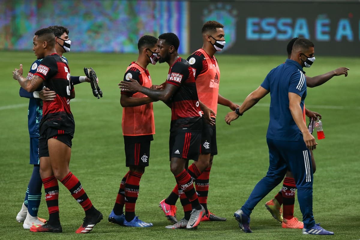 Jogadores do Flamengo se cumprimentam em campo após empate com o Palmeiras, em 2020