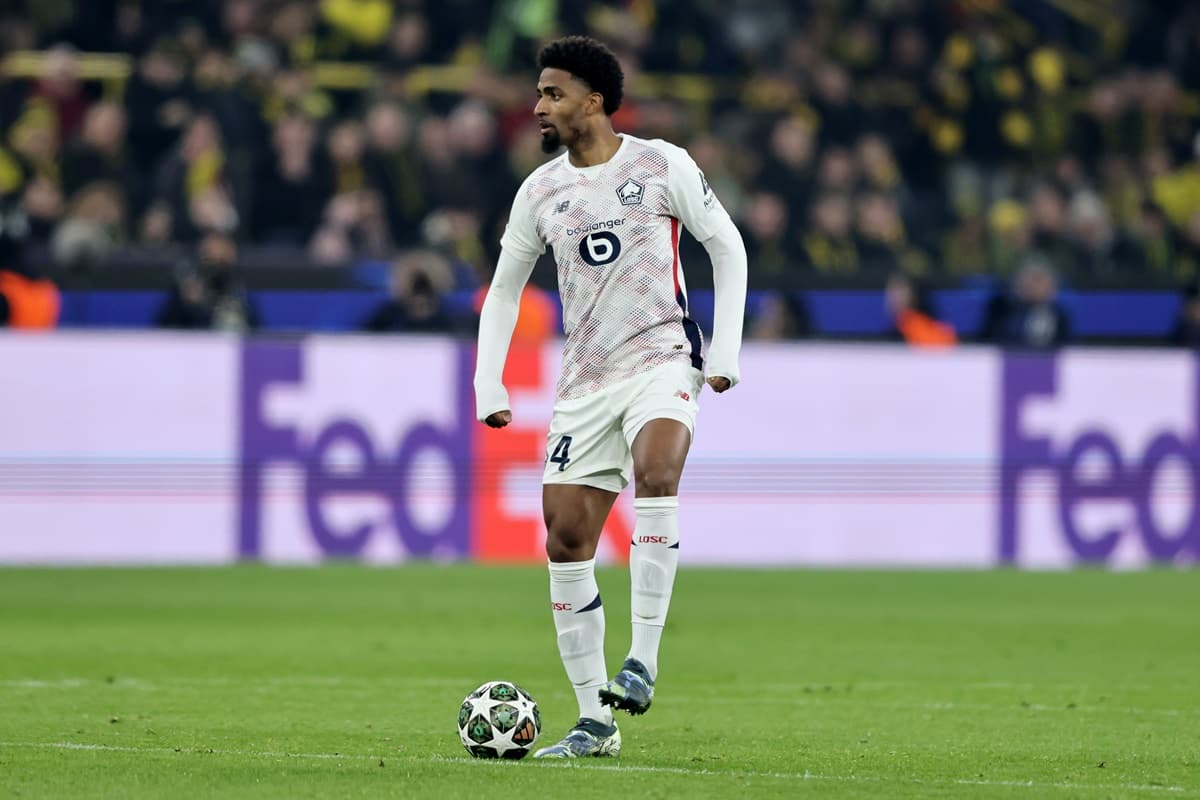 Alexsandro controla a bola em jogo do Lille contra o Borussia Dortmund