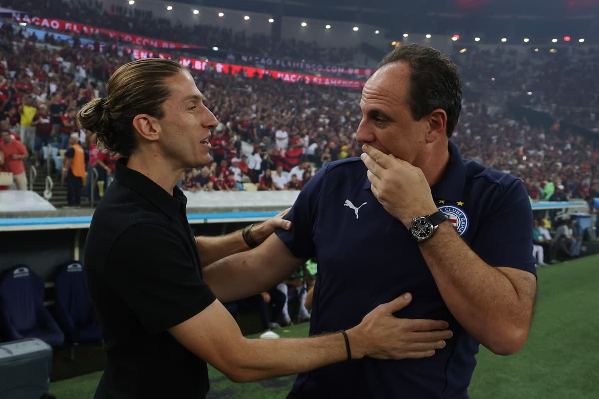 Rogério Ceni e Filipe Luís se cumprimentam em confronto entre Flamengo e Bahia, no Maracanã