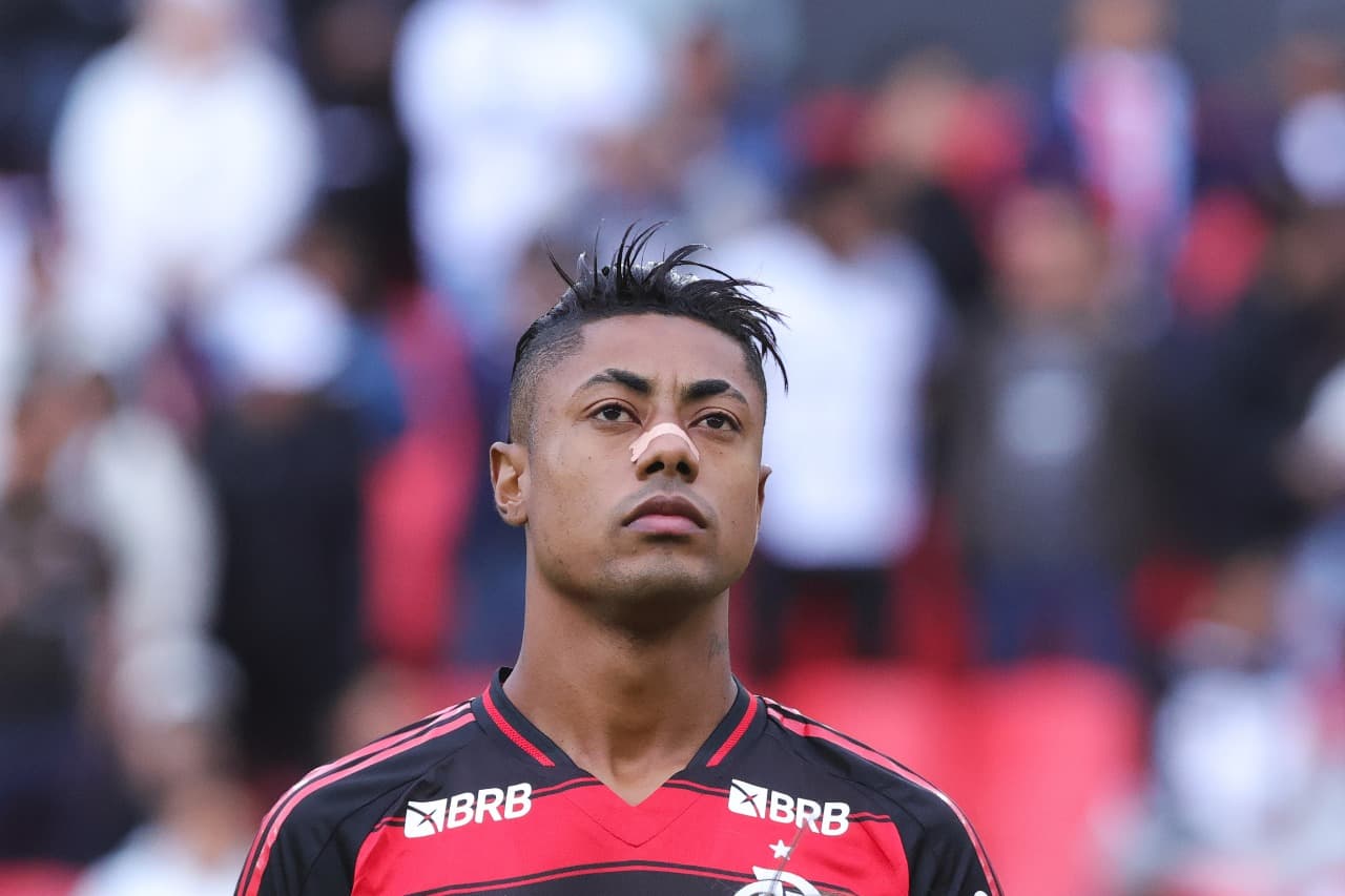 Bruno Henrique, do Flamengo, observa antes da partida do Grupo C da Copa CONMEBOL Libertadores 2025 entre LDU Quito e Flamengo no Estádio Rodrigo Paz Delgado em 22 de abril de 2025 em Quito, Equador.