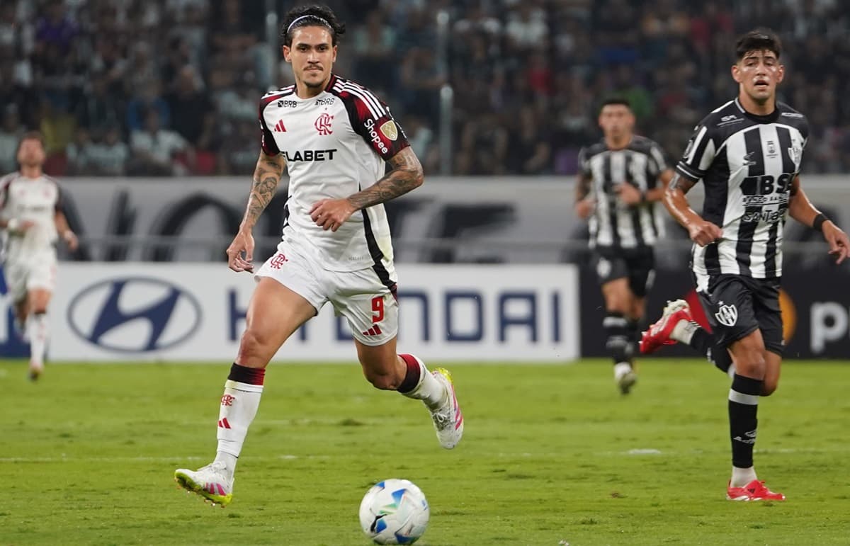 Pedro tenta jogada contra o Central Córdoba, na Argentina