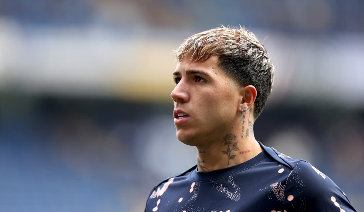 Enzo Fernández participa de aquecimento em jogo do Chelsea
