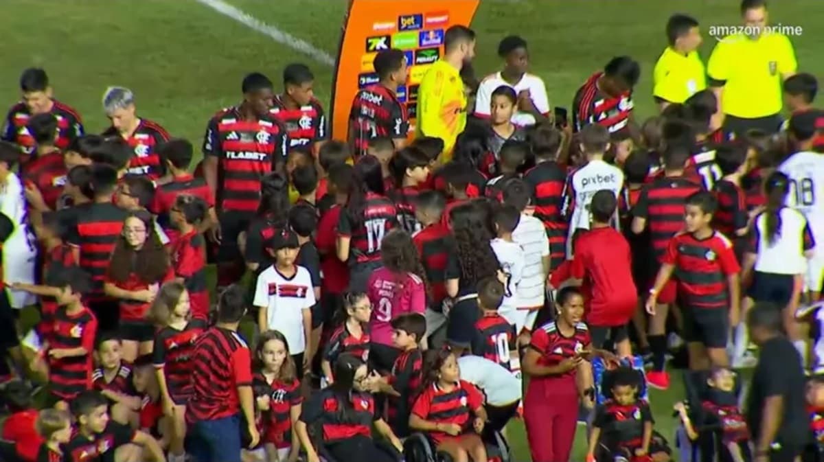 Crianças tietam jogadores do Flamengo no Castelão