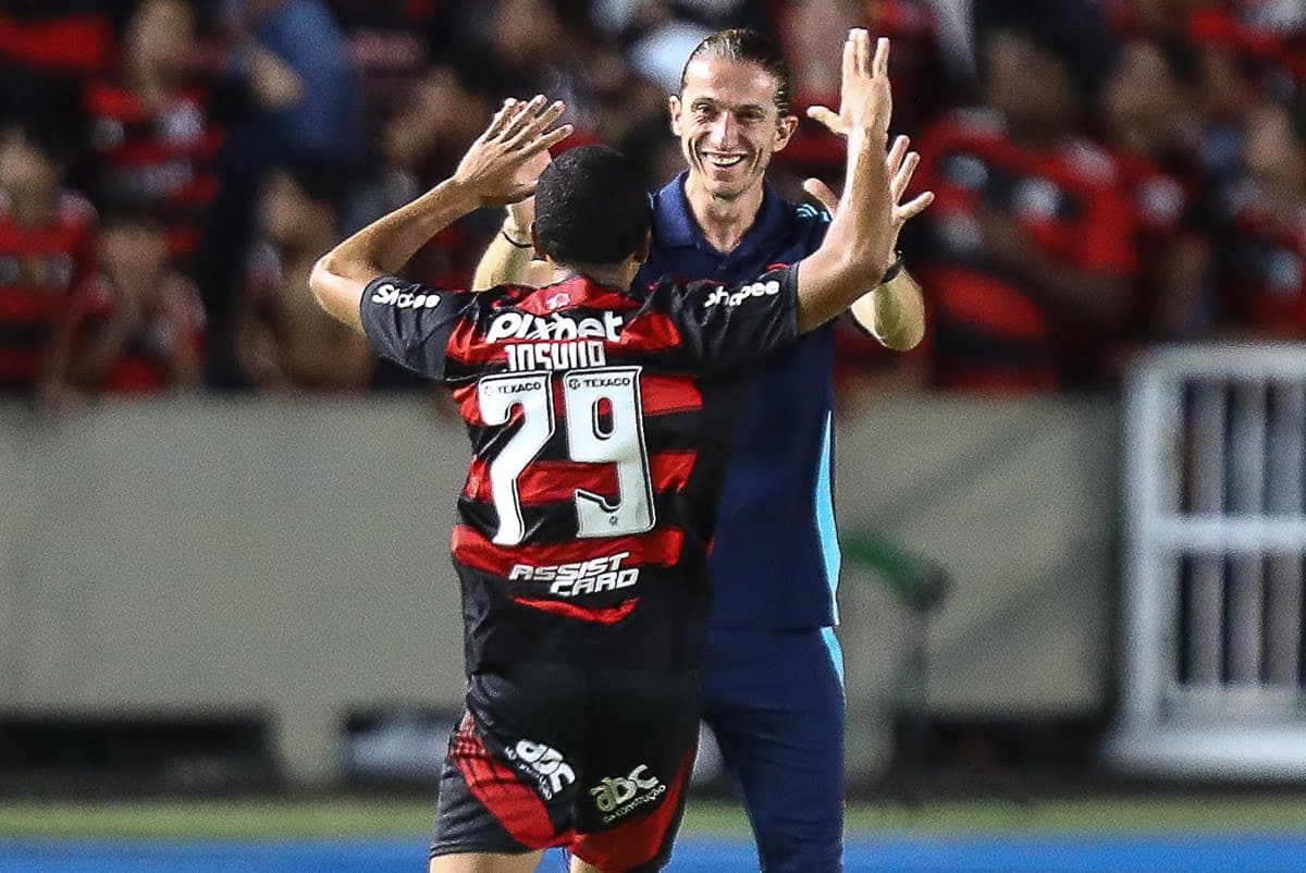 Filipe Luís celebra com Joshua o gol do Flamengo no Castelão