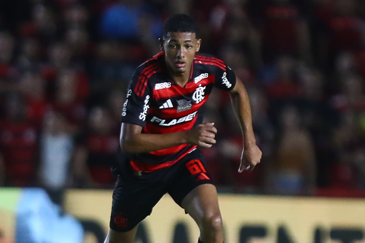 João Victor tenta jogada contra o Botafogo-PB