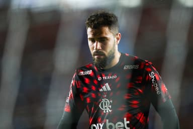 Matheus Cunha participa do aquecimento antes de jogo contra o Botafogo-PB