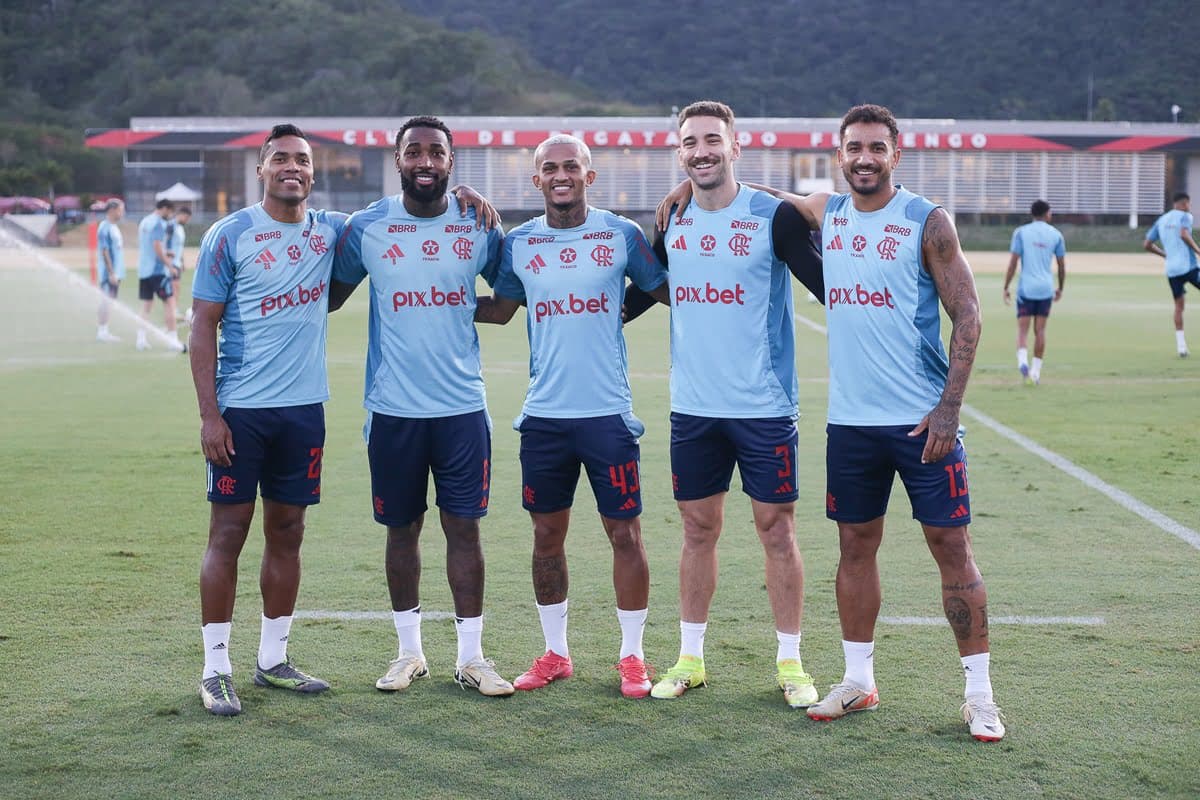 Jogdores do Flamengo posam para foto no Ninho do Urubu. Abraçados, aparecem: Alex Sandro, Gerson, Wesley, Léo Ortiz e Danilo