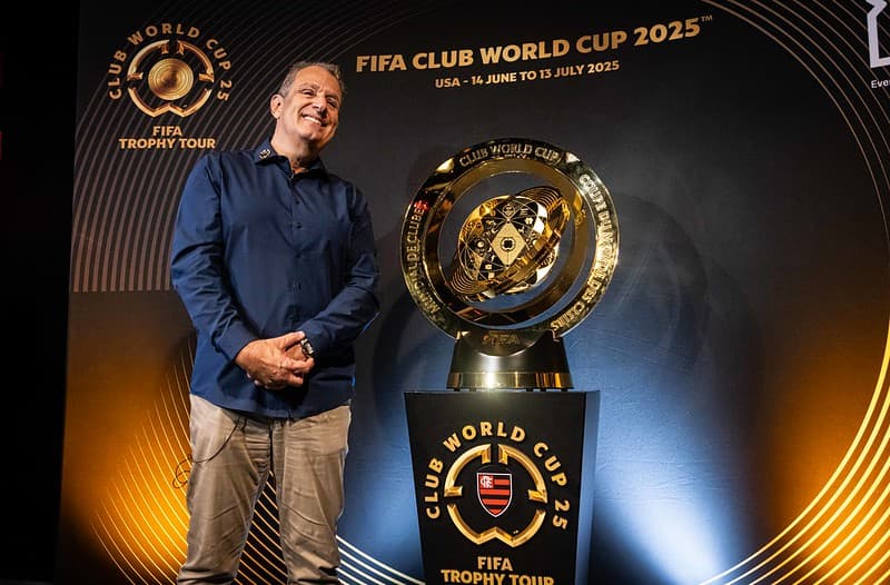 Bap ao lado do troféu do Mundial de Clubes